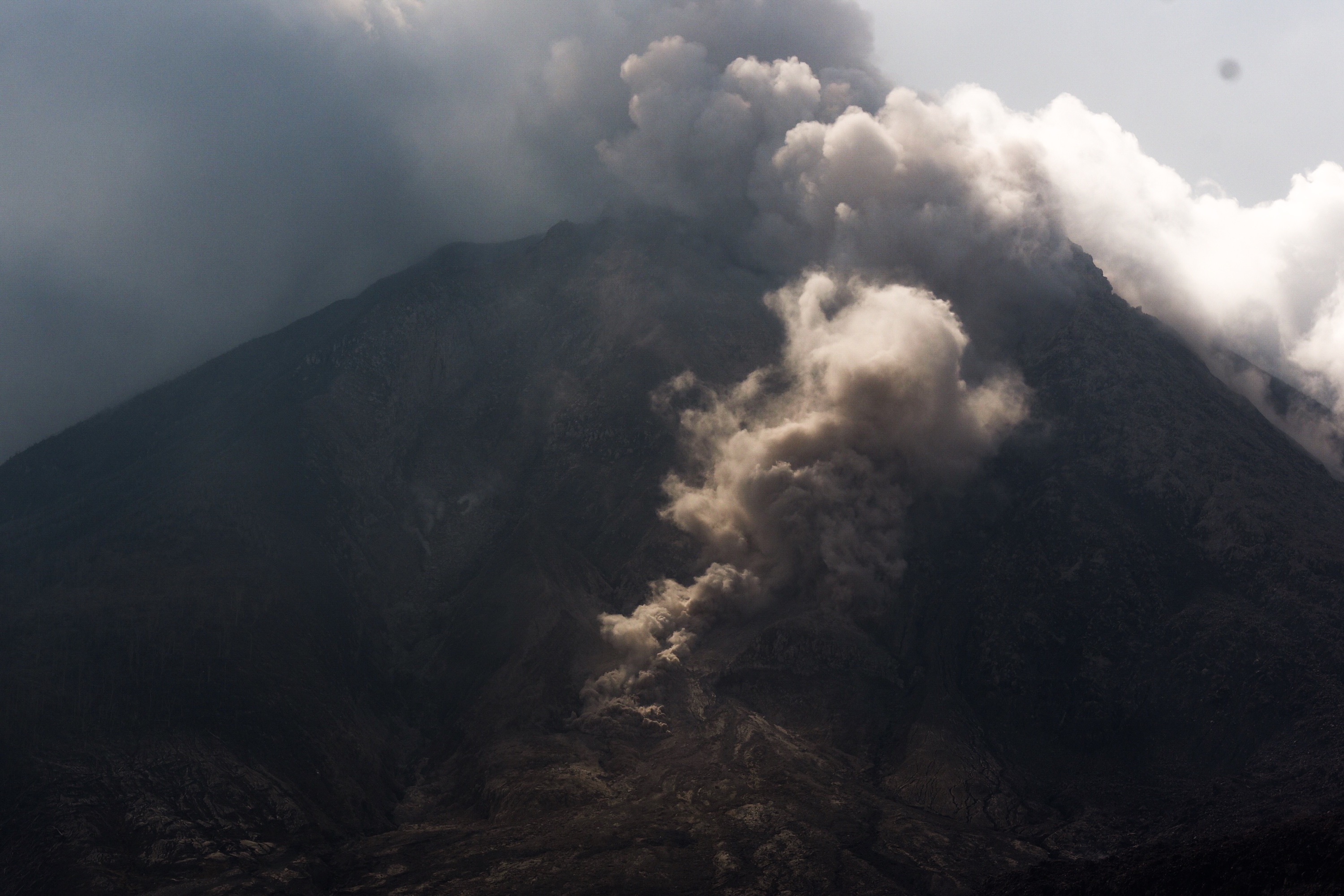 Erupsi Sinabung, Ribuan Warga Dievakuasi