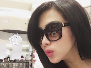 Syahrini Rayakan 4 Juta Followers Instagram Lewat Ciuman Hangat