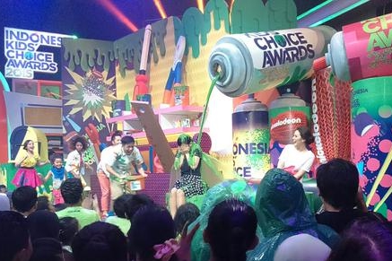 Syahrini Basah-basahan di Indonesia Kids Choice Awards 2015