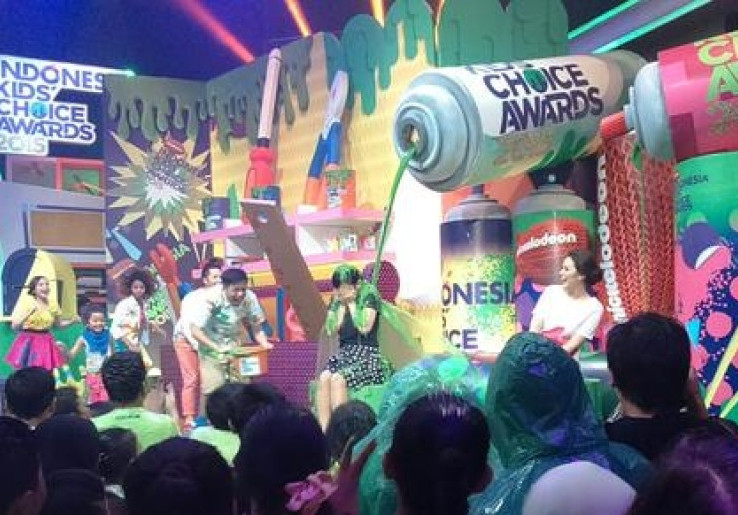 Syahrini Basah-basahan di Indonesia Kids Choice Awards 2015