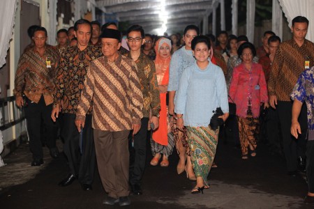 Keluarga Presiden Jokowi Jalan Kaki untuk Melamar Selvi