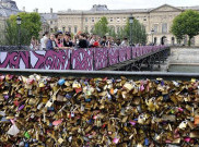 Seni Graffiti Gantikan Gembok Cinta di Jembatan Paris