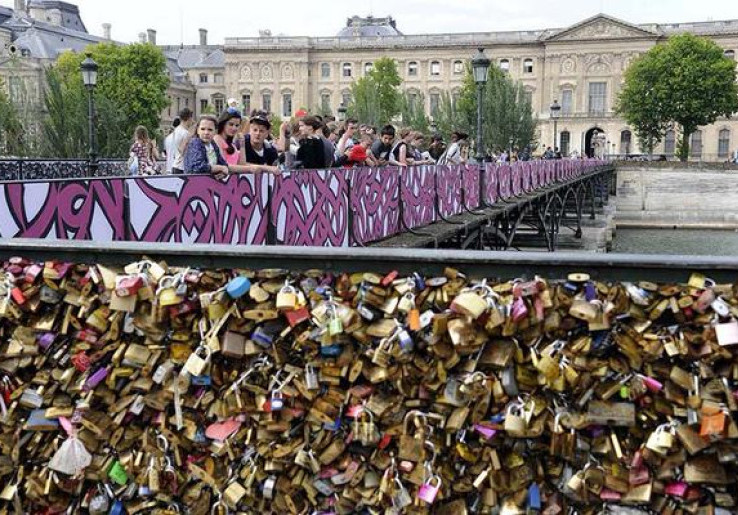 Seni Graffiti Gantikan Gembok Cinta di Jembatan Paris