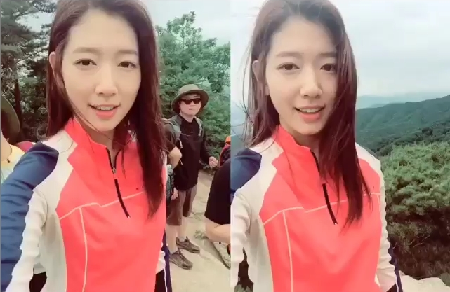 Keseruan Park Shin Hye Saat Mendaki Gunung di Korea