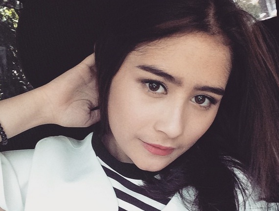 Selfie Imut Prilly Latuconsina dan Jessica Mila di Tempat Tidur