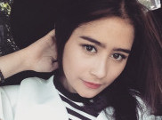 Selfie Imut Prilly Latuconsina dan Jessica Mila di Tempat Tidur