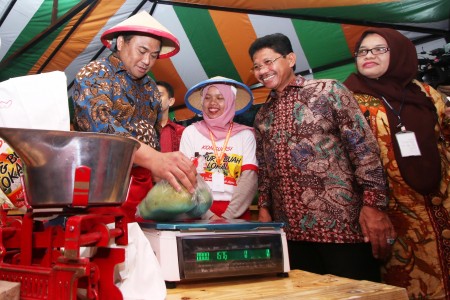 Kocaknya Mendag Rachmat Jadi Penjual Sayuran