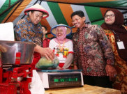 Kocaknya Mendag Rachmat Jadi Penjual Sayuran