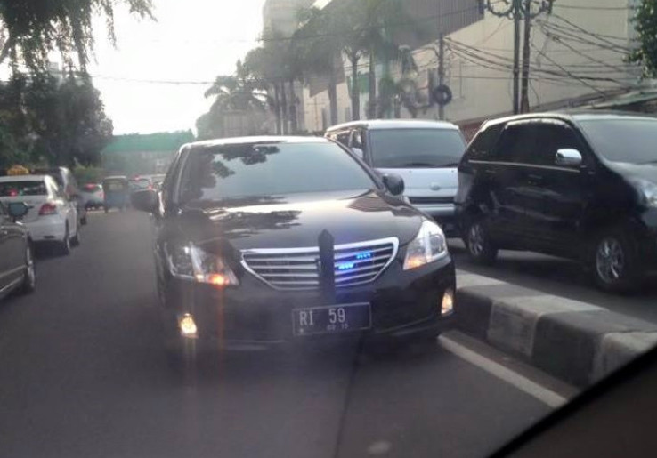 Heboh Mobil Menteri RI 59 Lawan Arus, Netizen Murka