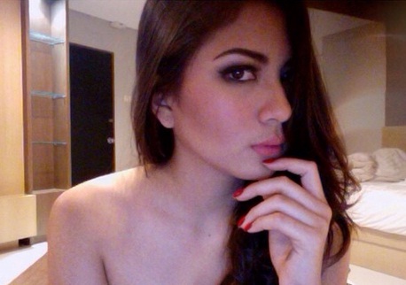 Foto Hot Jessica Mila Pamer Belahan Dada