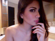 Foto Hot Jessica Mila Pamer Belahan Dada