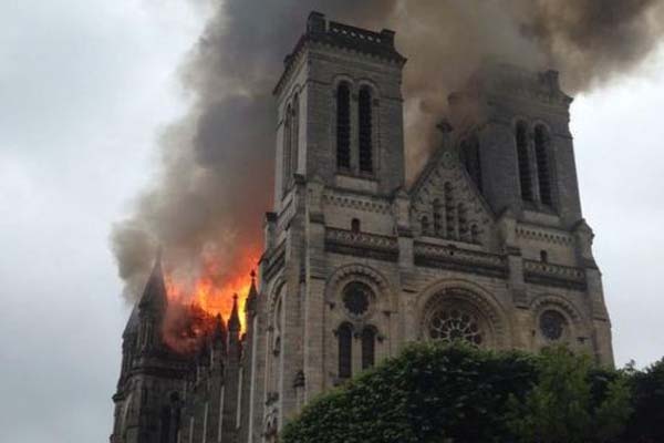 Basilika Perancis Terbakar