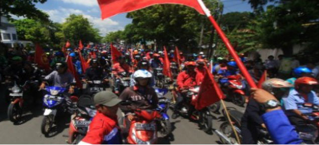 Sebelum Aksi, Buruh Suntik Semangat dengan Goyang Dumang