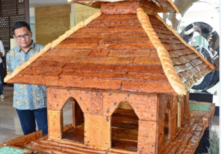 Replika Masjid dari Roti Dipamerkan di Mataram 