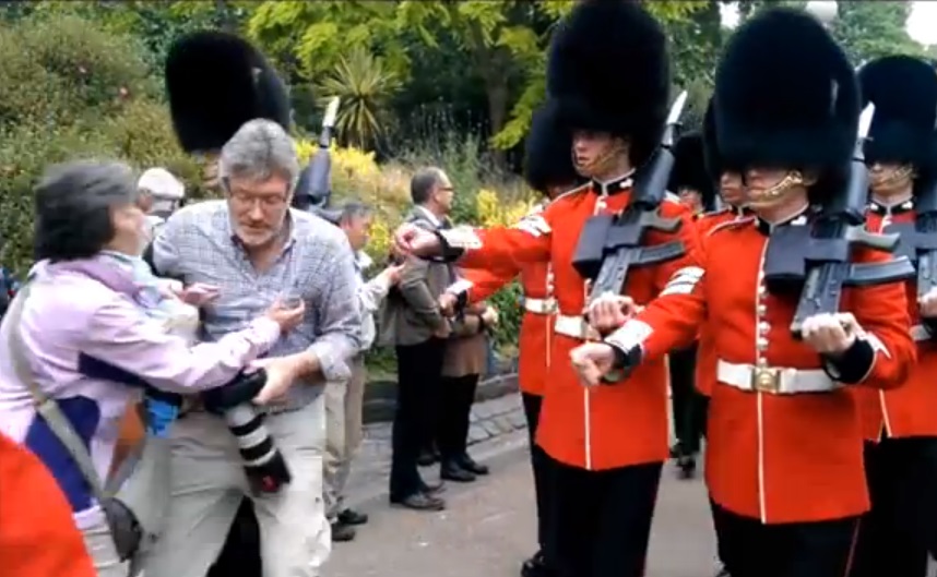 2 Turis Ditabrak Pengawal Ratu Elizabeth