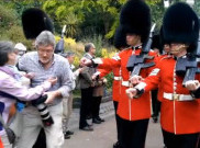 2 Turis Ditabrak Pengawal Ratu Elizabeth