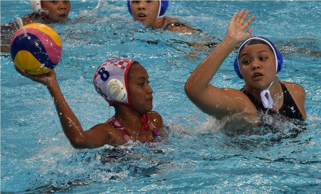 Aksi Atlet Polo Air Indonesia di SEA Games 2015