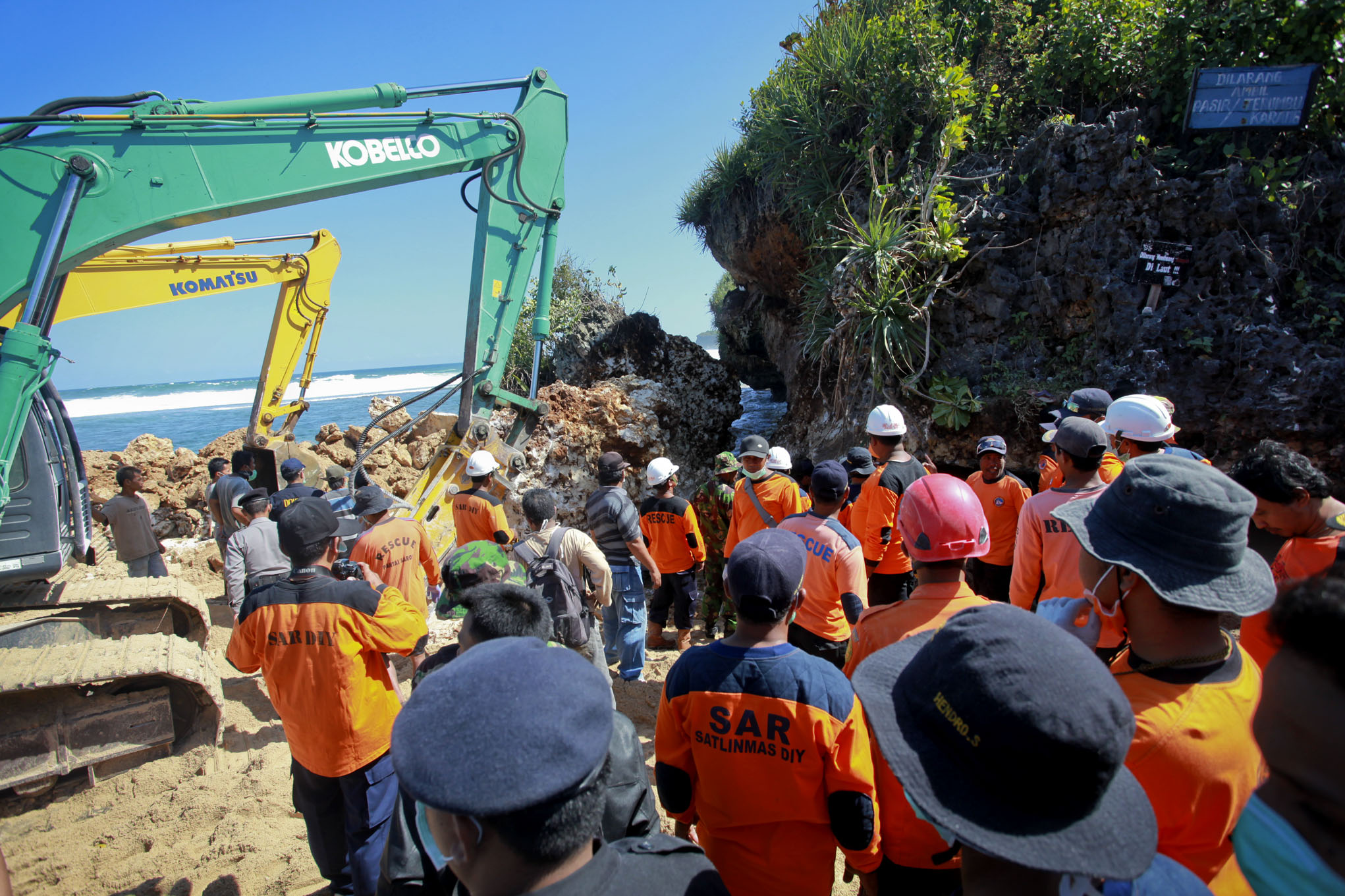 Evakuasi Korban Runtuhan Tebing Pantai Sadranan Dihentikan
