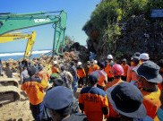 Evakuasi Korban Runtuhan Tebing Pantai Sadranan Dihentikan