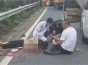 Hati-Hati Saat Mengganti Ban Mobil di Pinggir Jalan