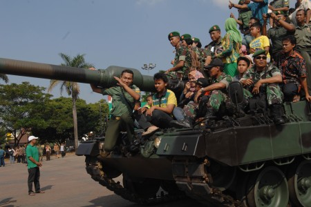 Beramai-ramai Naik Tank di Kota Serang Yuk