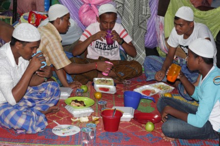 Buka Puasa Pertama Pengungsi Rohingya