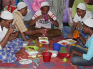Buka Puasa Pertama Pengungsi Rohingya