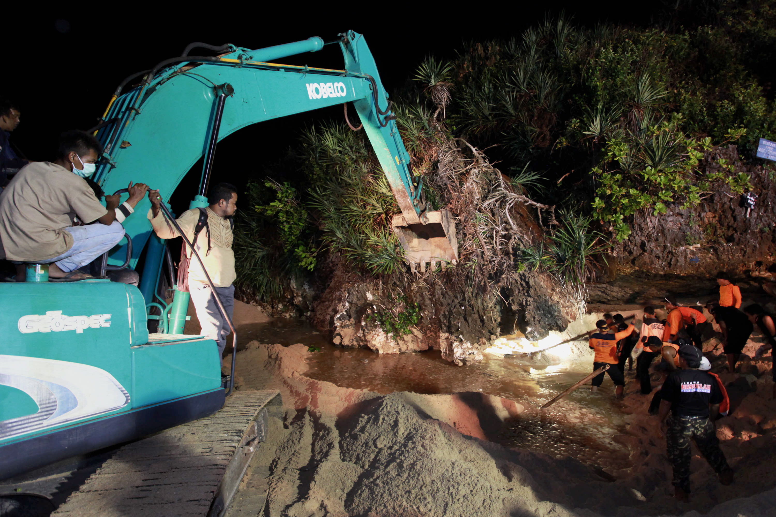 Proses Evakuasi Korban Runtuhan Tebing Pantai Sadranan