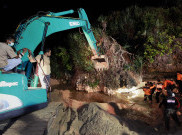 Proses Evakuasi Korban Runtuhan Tebing Pantai Sadranan