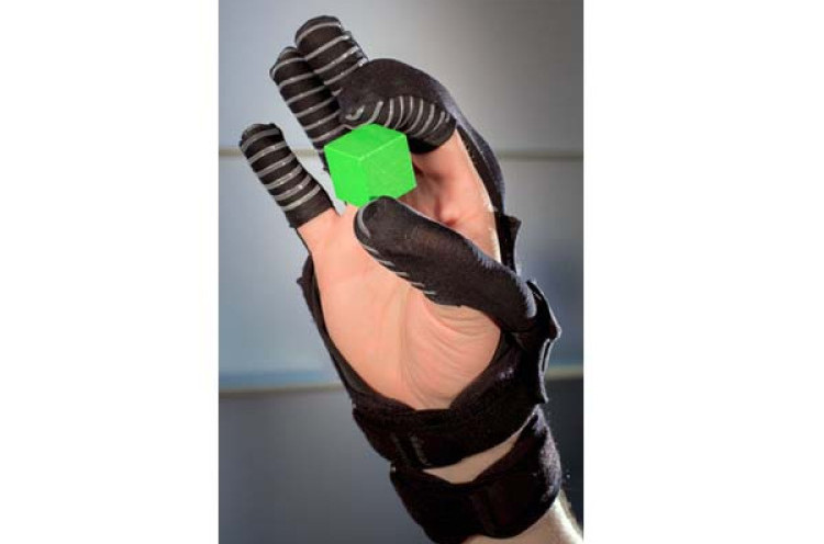 Kembalikan Fungsi Tangan Penderita Stroke dengan Sarung Tangan Robotik
