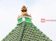 Ukiran Bunga Teratai Hiasi Kubah Masjid Jami Kali Pasir Banten
