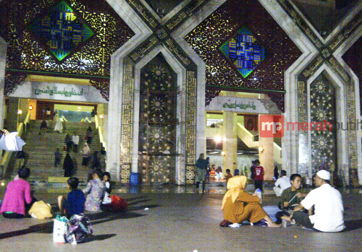 Masjid At Tin Monumen Kenangan Terhadap Tien Soeharto