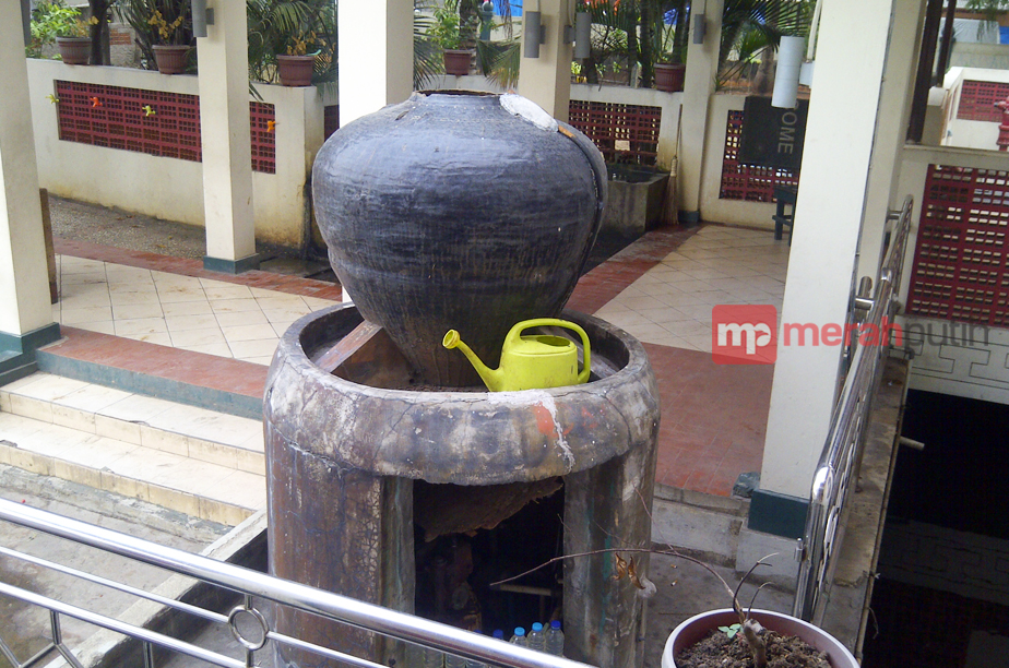 Mengintip Sumur Keramat Masjid Luar Batang 
