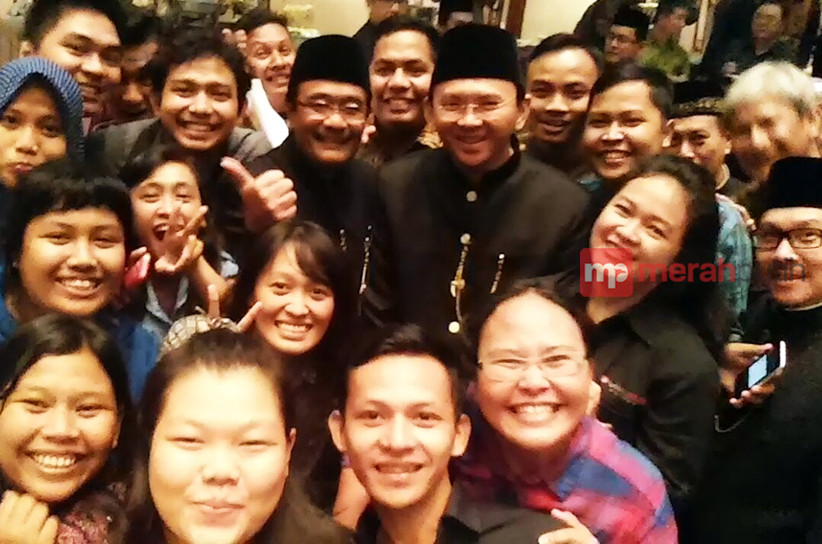 Keseruan Wartawan Selfie Bareng Ahok-Vera dan Djarot-Heppy