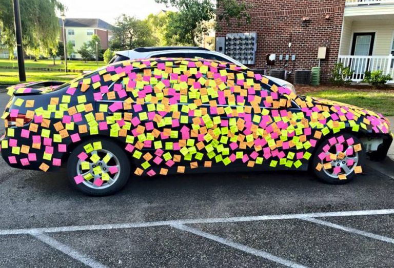 Balas Dendam, Mobil Sedan Ditempel Sticky Note Warna-Warni