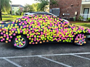 Balas Dendam, Mobil Sedan Ditempel Sticky Note Warna-Warni