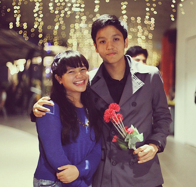 Foto Amel Carla Bersama Thoriq Graduate Romantis Abis