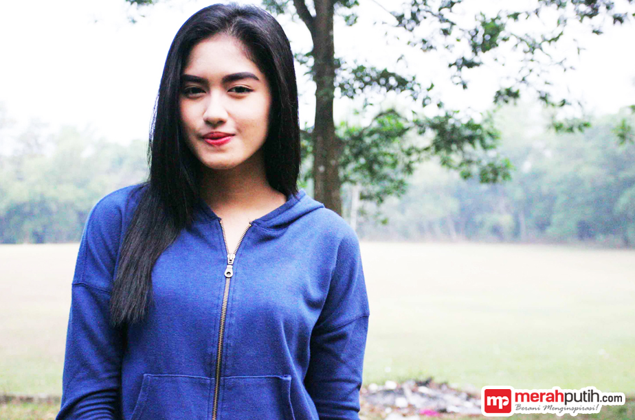Ochi Rosdiana Rayakan 700 Ribu Followers dengan Sapu Terbang 
