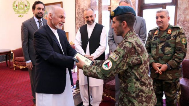 Tentara Afghanistan Diberi Gelar Usai Bunuh Anggota Taliban