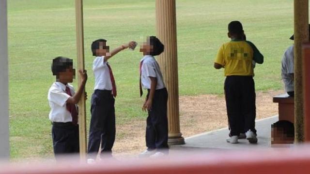Guru Tega Suruh Murid Non-Muslim Minum Urine Sendiri Selama Ramadan
