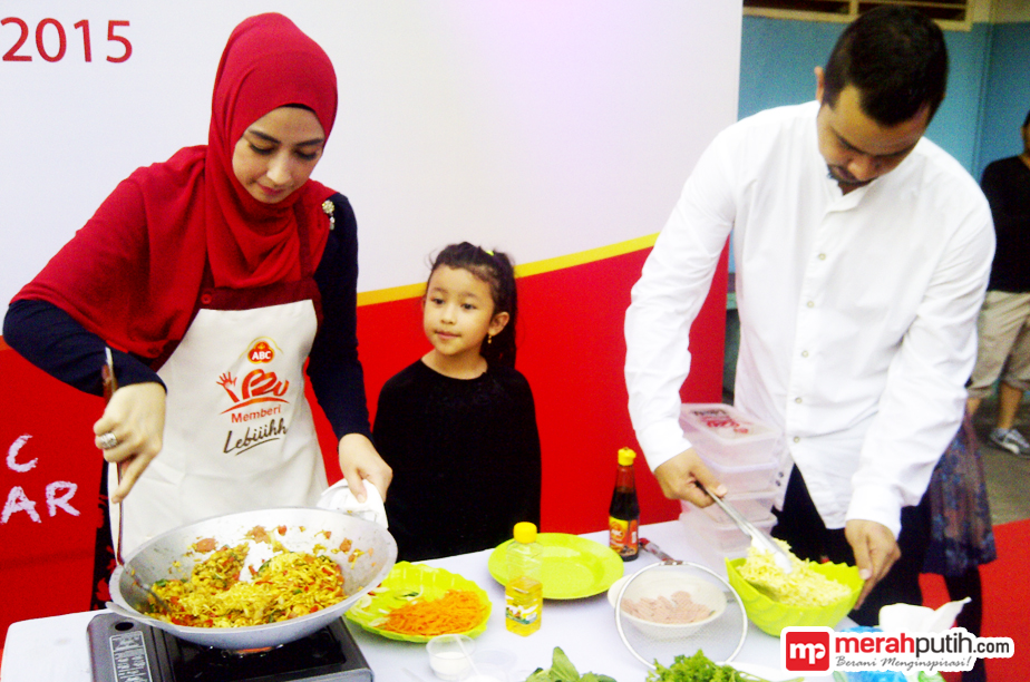 Annisa Trihapsari - Sultan Djorghi Pamer Kemesraan Depan Umi Pipik