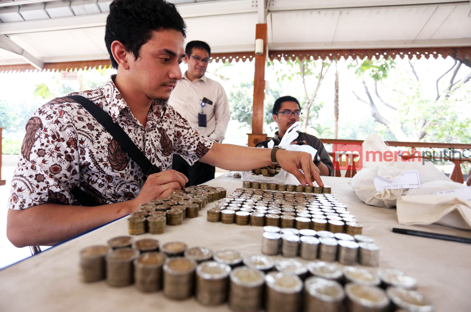 Tradisi Salam Tempel Di Hari Raya, Monas Diserbu 10.700 Orang Penukar