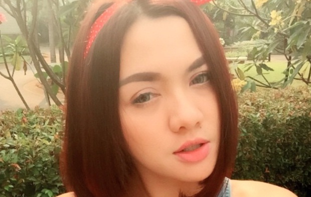Vicky Shu Tampil Mempesona dengan Hijab