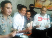 Wah, DH Ditangkap saat Tidur di Atas Tumpukan Dollar