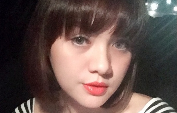 Mengintip Aksi Keren Vicky Shu Saat Bermain Gitar