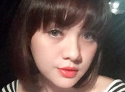 Mengintip Aksi Keren Vicky Shu Saat Bermain Gitar