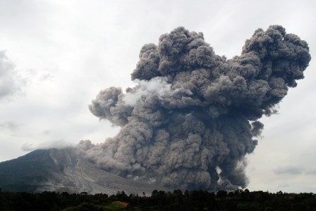 Abu Vulkanis Letusan Sinabung Sampai Aceh