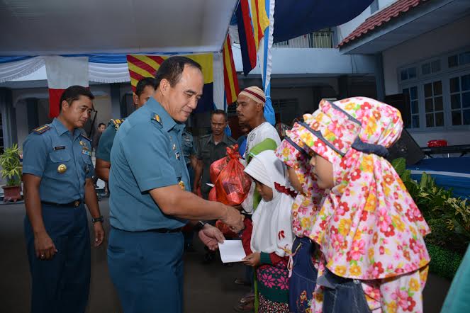 Kasal Bagikan Bingkisan Kepada Anak Yatim dan Nelayan di Banten