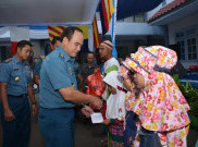 Kasal Bagikan Bingkisan Kepada Anak Yatim dan Nelayan di Banten