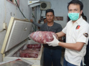 Polisi Gerebek Gudang Daging Babi Celeng di Surabaya